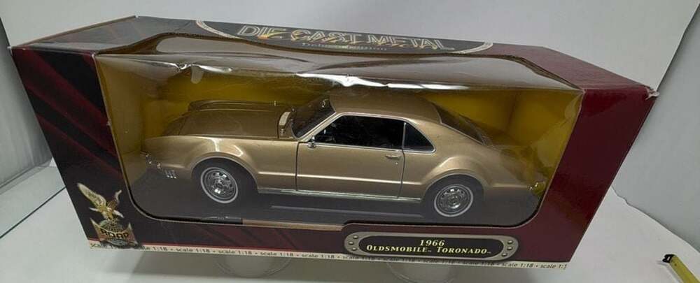 Road Signature 1966 Oldsmobile Toronado 1:18 Gold Diecast Car